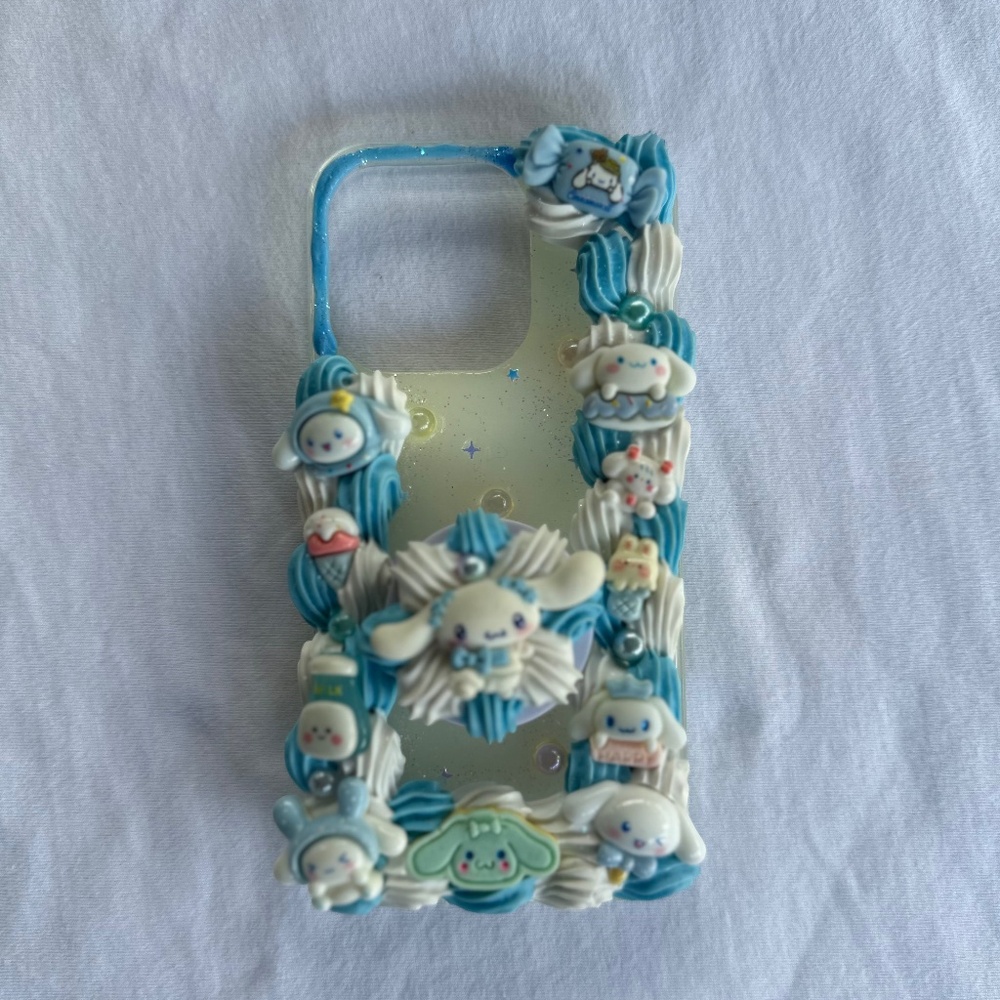 Cinnamon roll iPhone 14 pro case